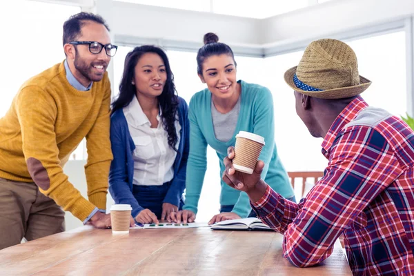 Geschäftsleute diskutieren miteinander — Stockfoto