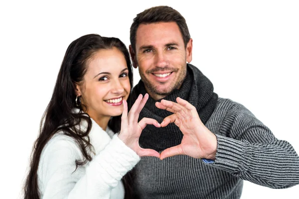 Coppia rendendo forma di cuore con le mani — Foto Stock