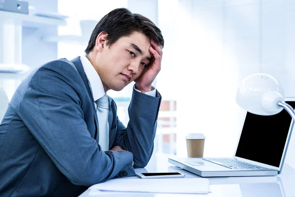 Unavený podnikatel drží hlavu — Stock fotografie