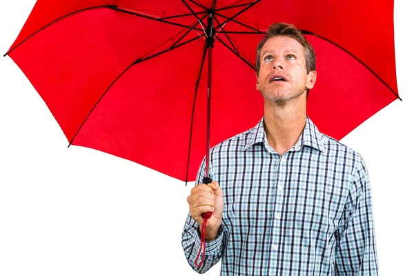 Homem segurando guarda-chuva vermelho — Fotografia de Stock