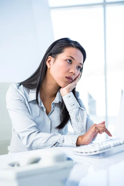 Erschöpfte Geschäftsfrau arbeitet am Computer — Stockfoto