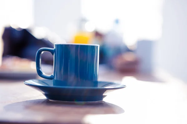 Taza de café en la mesa en la oficina —  Fotos de Stock