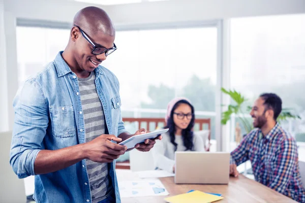 Zakenman die digitale tablet gebruikt — Stockfoto