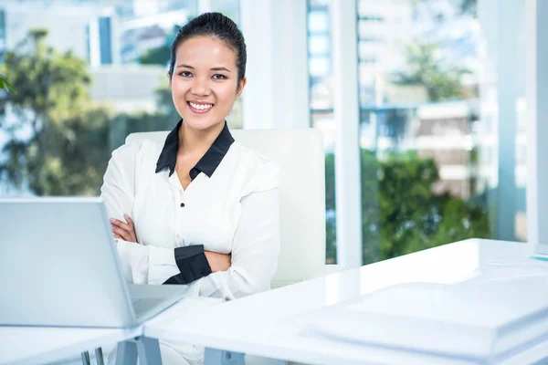 Mujer de negocios sonriente con los brazos cruzados — Foto de Stock