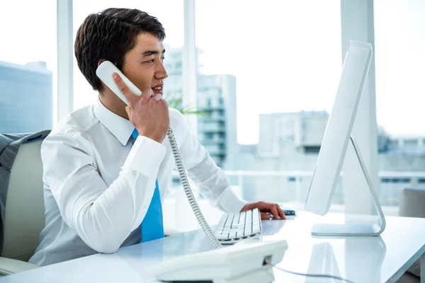 Zakenman waardoor een telefoongesprek — Stockfoto