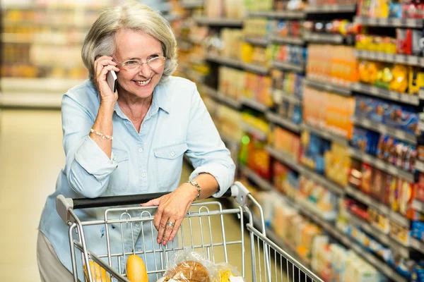 Mosolygó vezető nő a telefonhívás — Stock Fotó