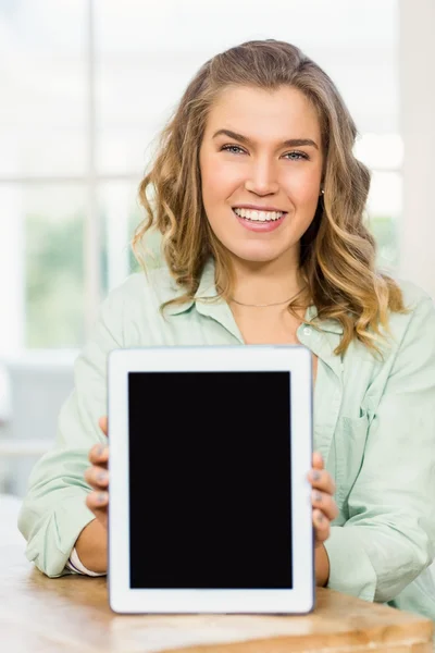 Blondine zeigt Tablet-Bildschirm — Stockfoto