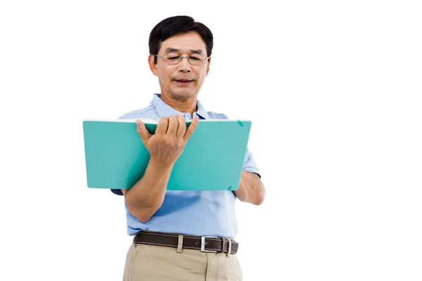 Ηλικιωμένος άνδρας, κρατώντας ένα πράσινο φάκελο — Φωτογραφία Αρχείου