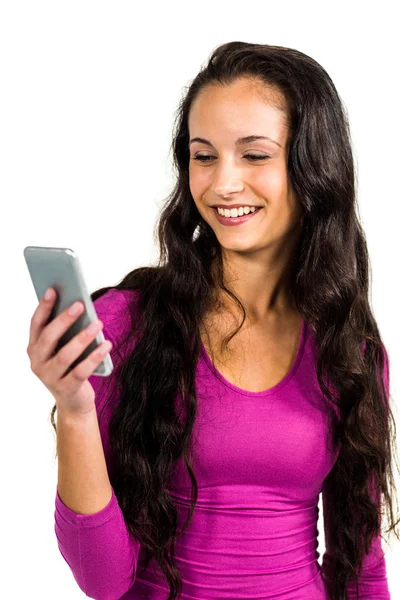 Femme souriante utilisant un smartphone — Photo