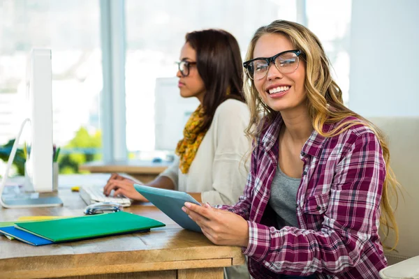 Twee meisjes werken op kantoor — Stockfoto