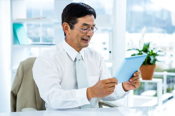 Sonriendo asiático hombre de negocios utilizando tableta —  Fotos de Stock