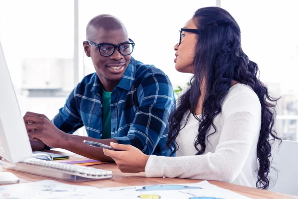 Geschäftsmann diskutiert mit Geschäftsfrau am Schreibtisch — Stockfoto