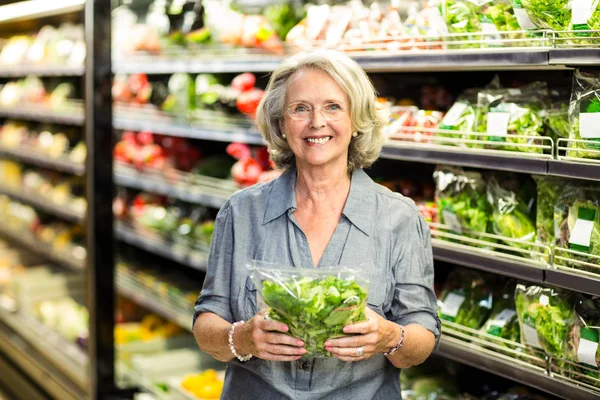 Mulher sênior escolhendo alguns vegetais — Fotografia de Stock