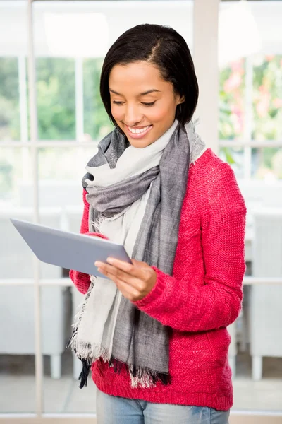 Brune souriante utilisant une tablette — Photo