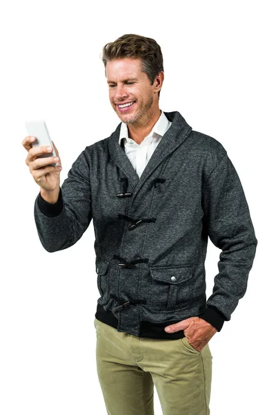 Homem alegre usando telefone celular — Fotografia de Stock