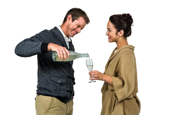 Uomo sorridente versando vino — Foto Stock