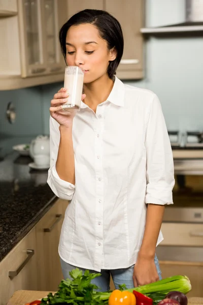 Sorrindo morena bebendo smoothie saudável — Fotografia de Stock