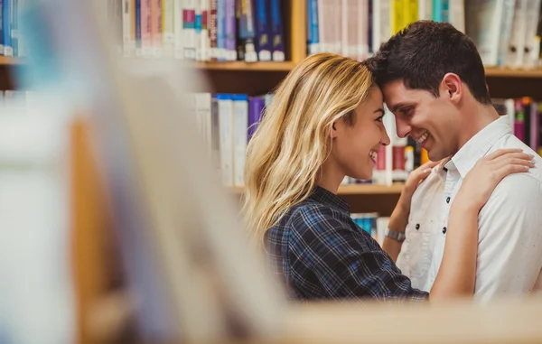 Casal com livros olhando um para o outro — Fotografia de Stock