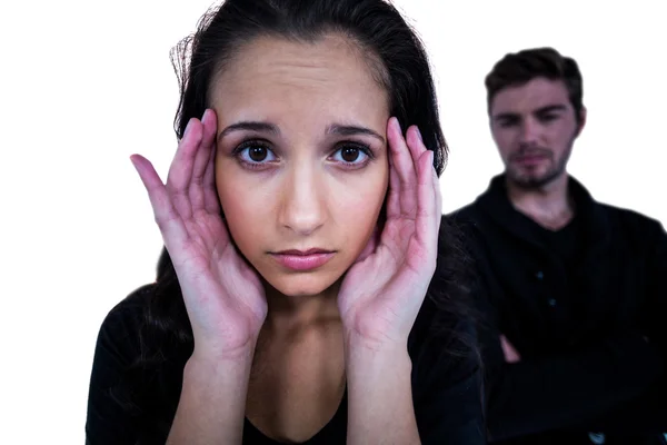 Mujer triste mirando a la cámara con hombre triste —  Fotos de Stock