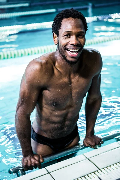 Hombre en forma en la piscina —  Fotos de Stock