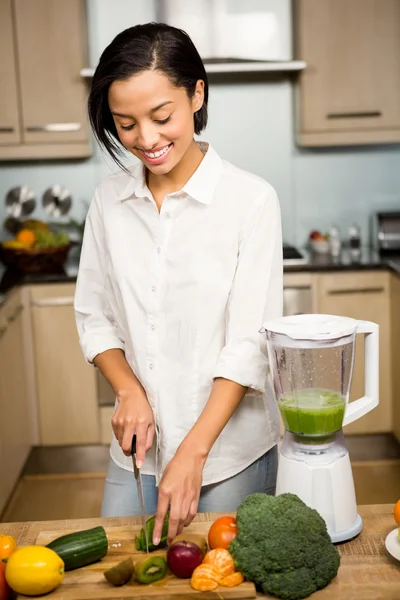 Sonriente morena preparando smoothie —  Fotos de Stock