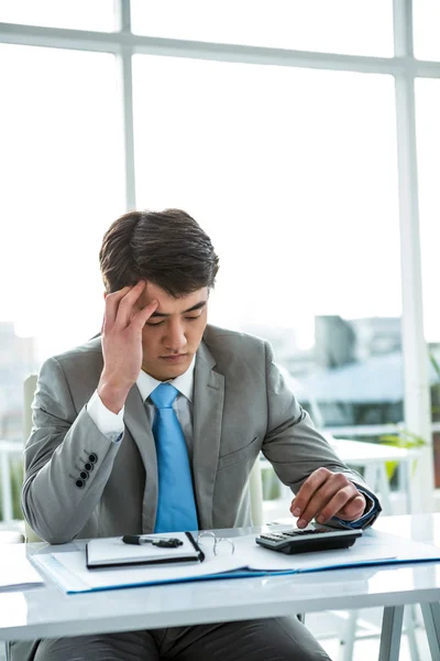 Onrustige zakenman met behulp van calculator — Stockfoto