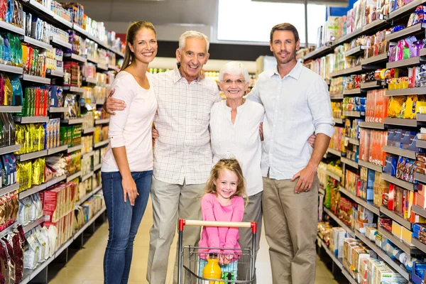 Расширенная семья в супермаркете — стоковое фото