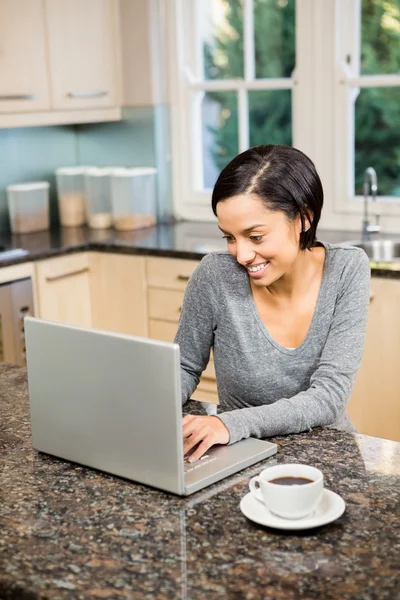 Smiling woman using laptop — Stock Photo, Image