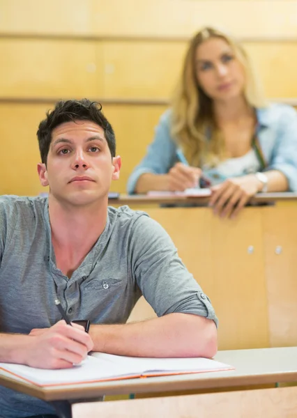 Estudante masculino atencioso durante a aula — Fotografia de Stock