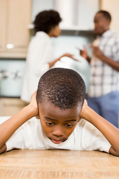 Muchacho triste contra los padres discutiendo — Foto de Stock