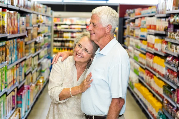 Senior couple at the supermarket — Stock Photo, Image