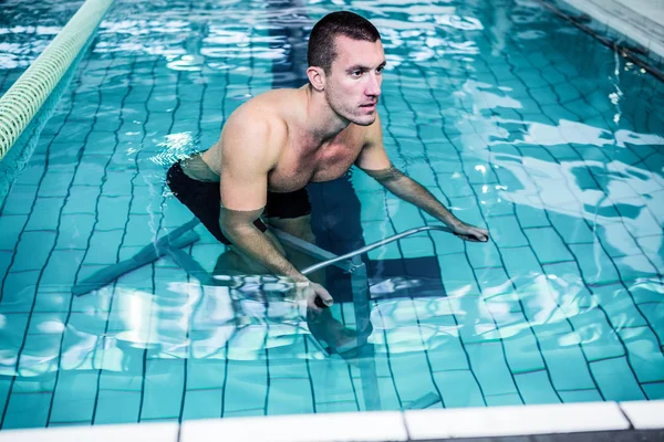 Adatto all'uomo in bicicletta in piscina — Foto Stock