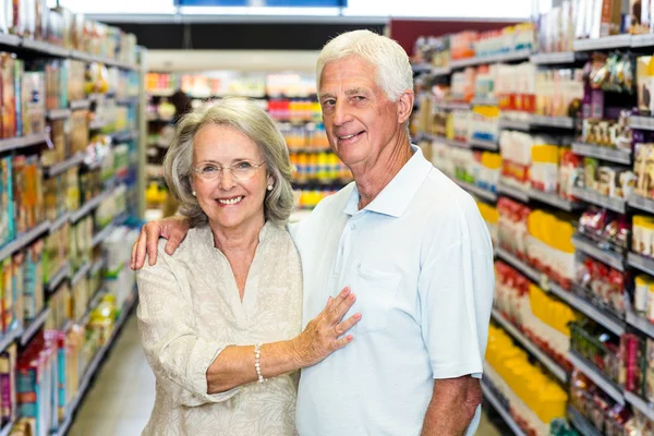 Äldre par i snabbköpet — Stockfoto