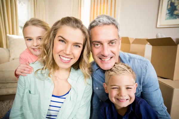 Familia feliz sonriendo — Foto de Stock