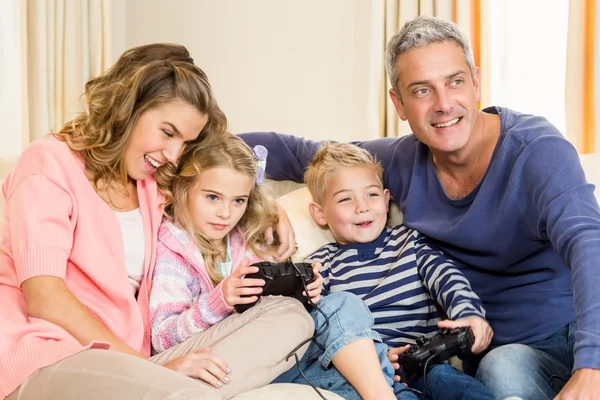 Família desfrutando de jogos de vídeo juntos — Fotografia de Stock