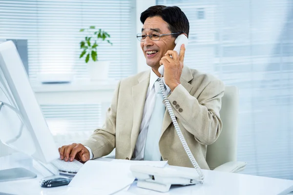 Uśmiechający się biznesmen rozmawia przez telefon — Zdjęcie stockowe