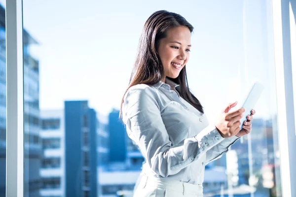 Empresária sorridente usando tablet — Fotografia de Stock