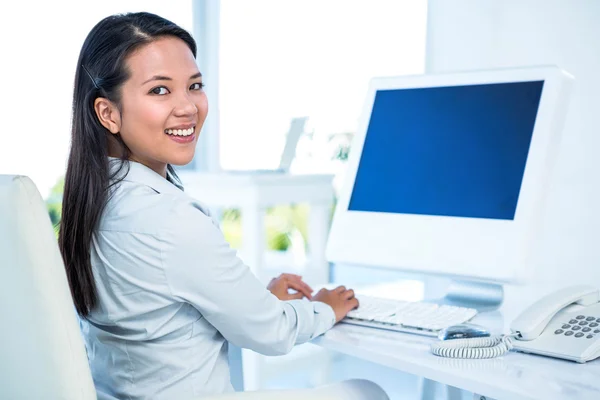 Glimlachende zakenvrouw werken op de computer — Stockfoto