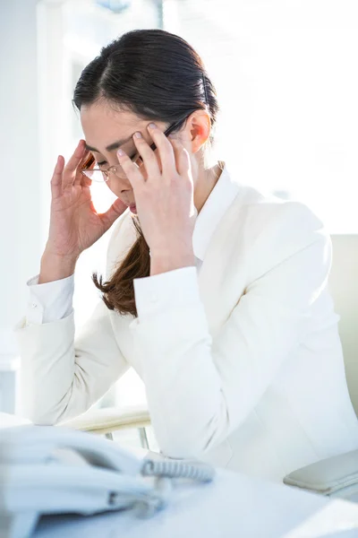 Donna d'affari stressata che lavora alla sua scrivania — Foto Stock