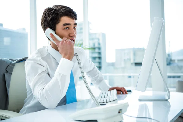 Zakenman waardoor een telefoongesprek — Stockfoto