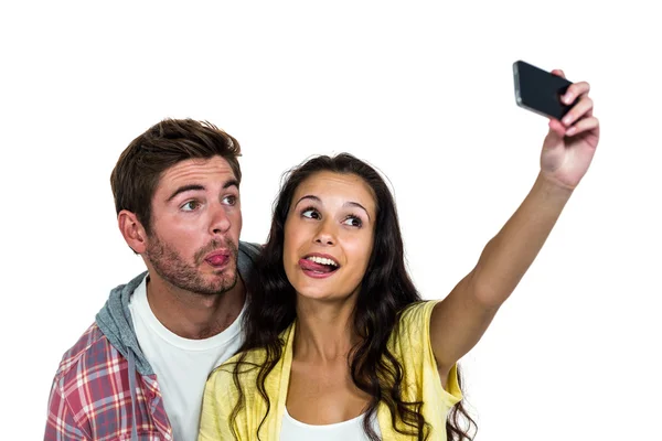 Casal salientando a língua enquanto toma selfie — Fotografia de Stock