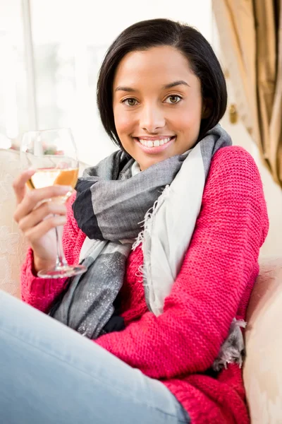 Bruna con in mano un bicchiere di vino — Foto Stock