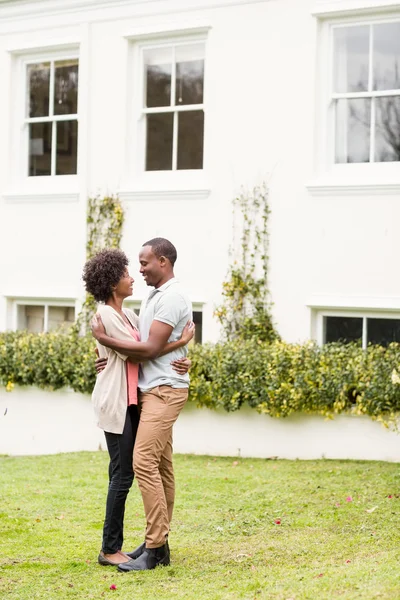 Pareja sonriente mirando atrás — Foto de Stock