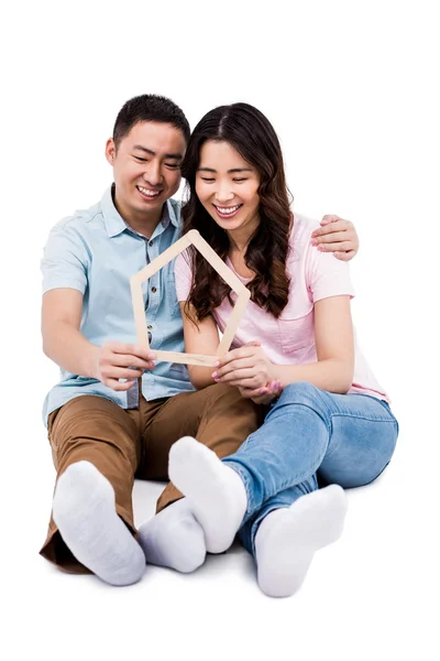 Cariñosa pareja holding marco — Foto de Stock