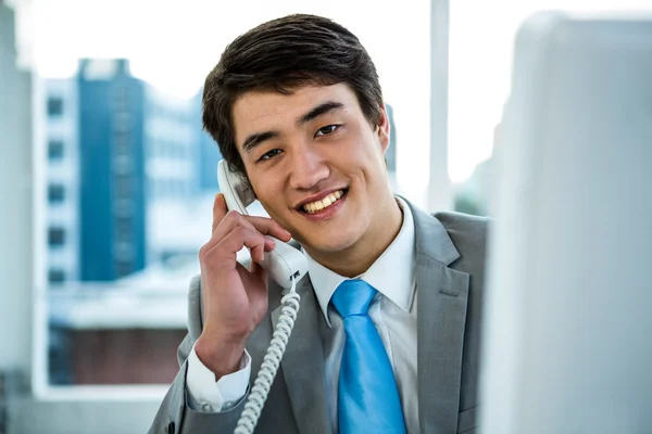 Zakenman waardoor een telefoongesprek — Stockfoto