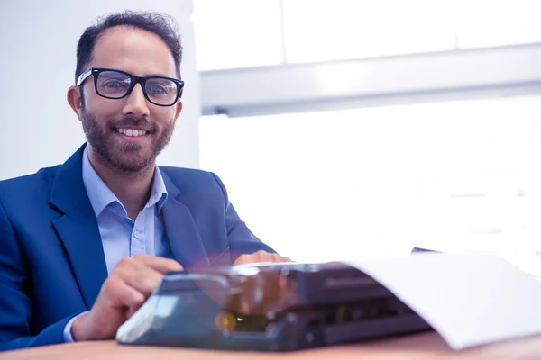 Homem de negócios feliz trabalhando na máquina de escrever — Fotografia de Stock