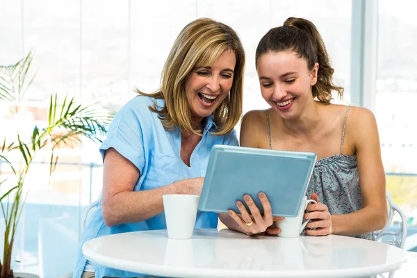 母亲和女儿观看平板电脑 — 图库照片