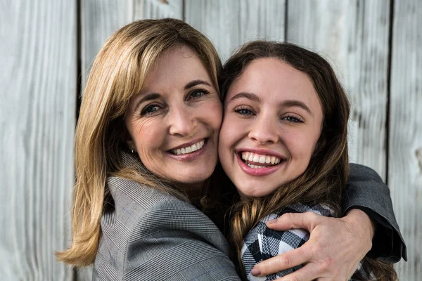 Mère et fille câlins — Photo