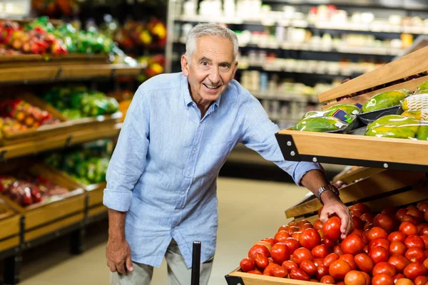 Hombre mayor eligiendo el tomate cuidadosamente —  Fotos de Stock