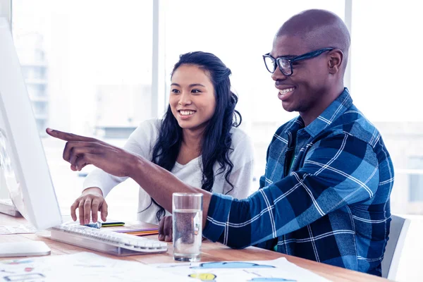 Affärsman diskuterar med affärskvinna över dator — Stockfoto